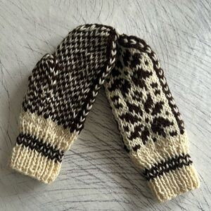 Hand knitted woolen mittens, women (narrow thumb)
